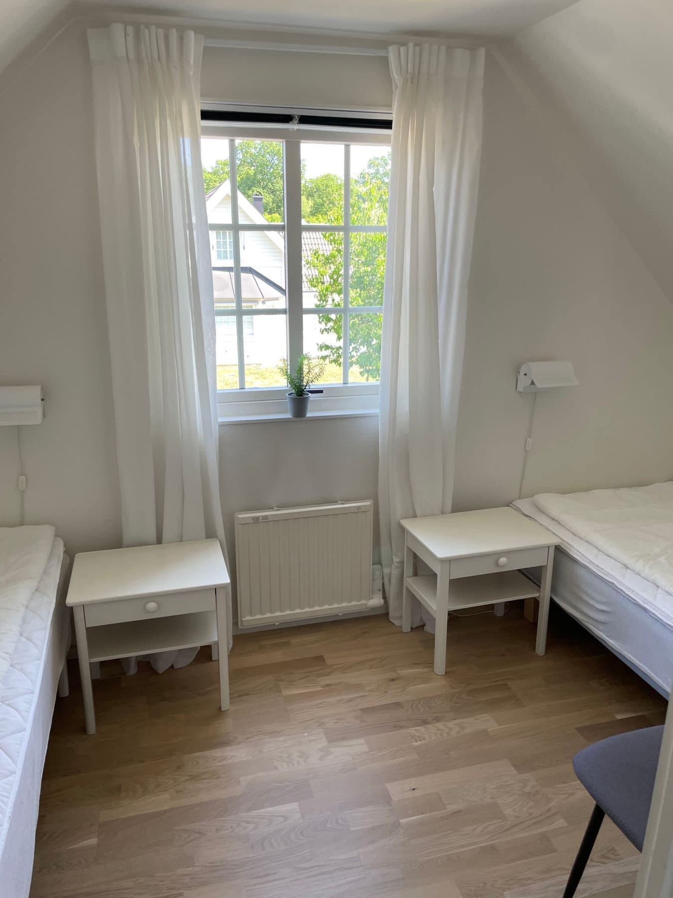 Sovrum övervåning med två enkelsängar