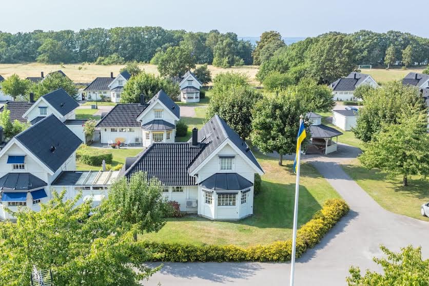 Framsidan med två parkeringsplatser